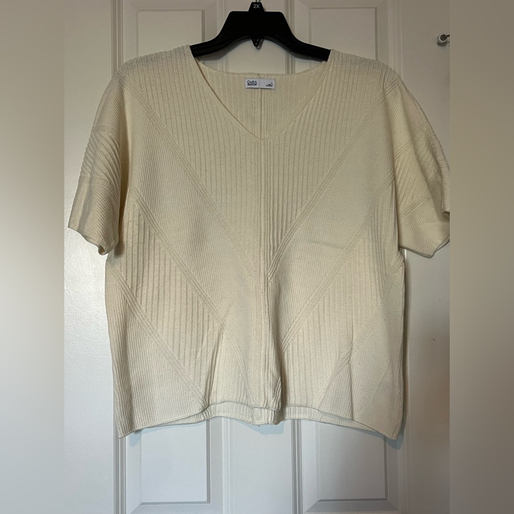Croft & Barrow short sleeve sweater. Size L.